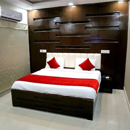 Hotel Eurasia Zirakpur 外观 照片