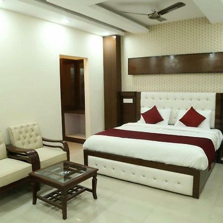 Hotel Eurasia Zirakpur 外观 照片
