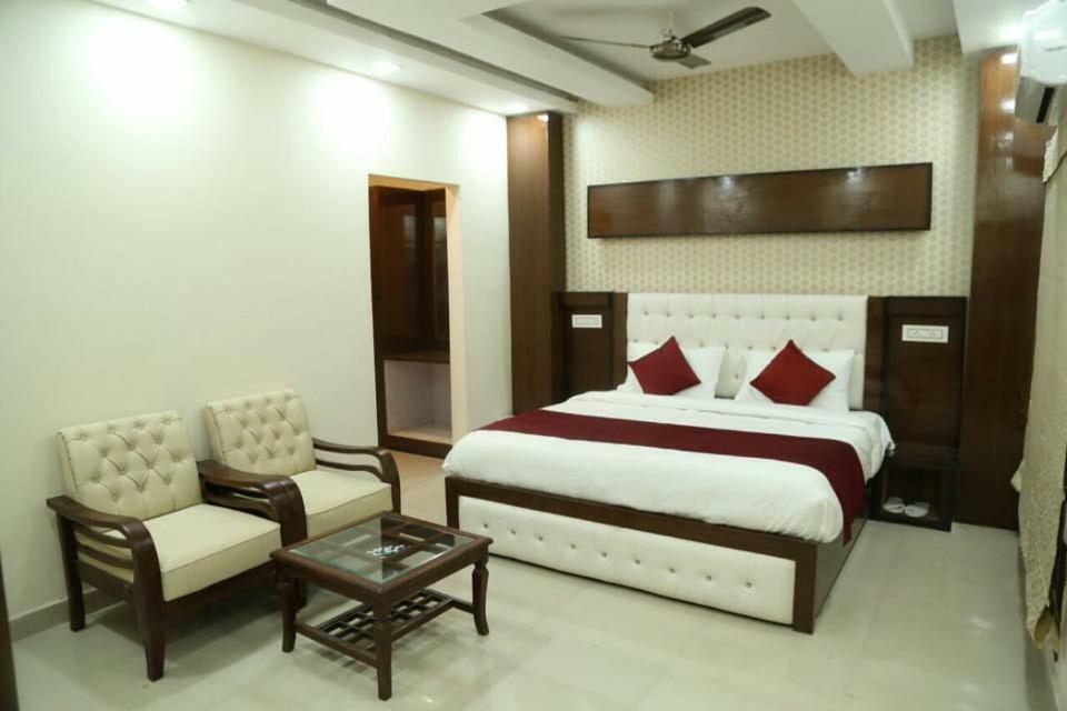 Hotel Eurasia Zirakpur 外观 照片